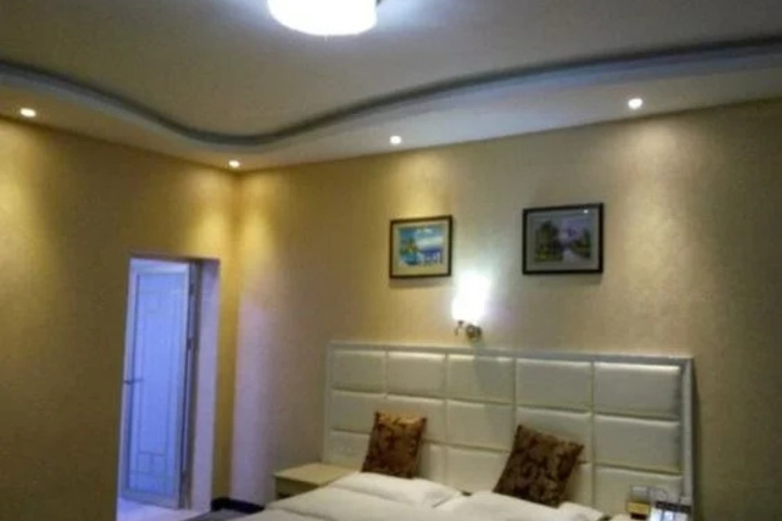 Room 4 of 9