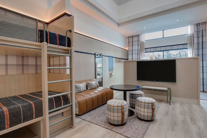 Room 33 of 62
