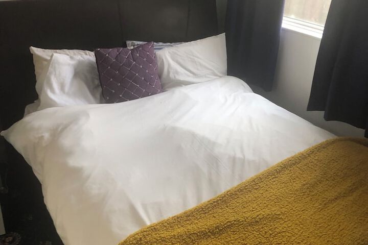 Room 5 of 8