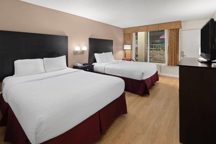Room 16 of 28