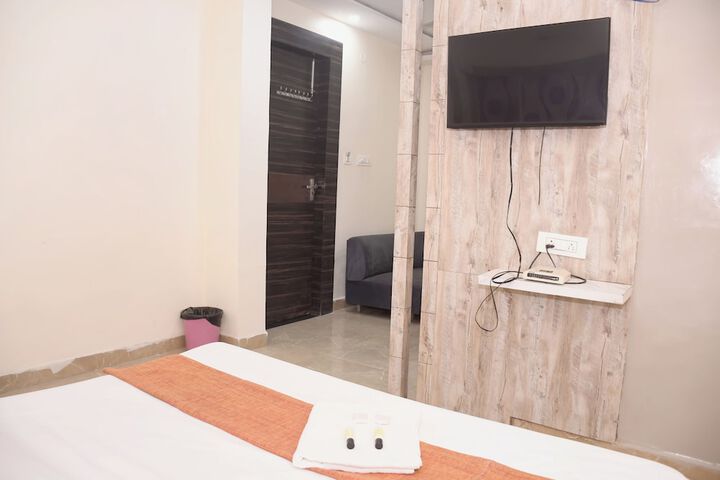 Room 2 of 25