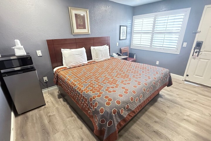 Standard | King Bed (4 of 25)