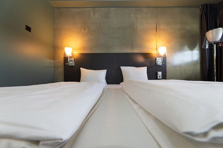 Room 3 of 40