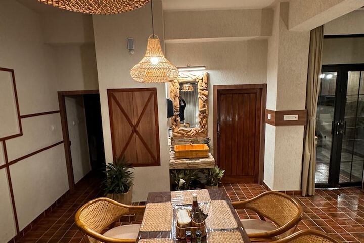 Dining 33 of 37