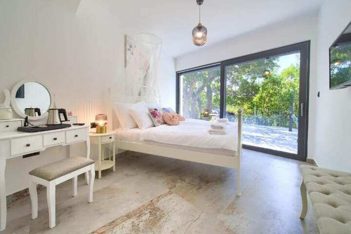 Room 5 of 46