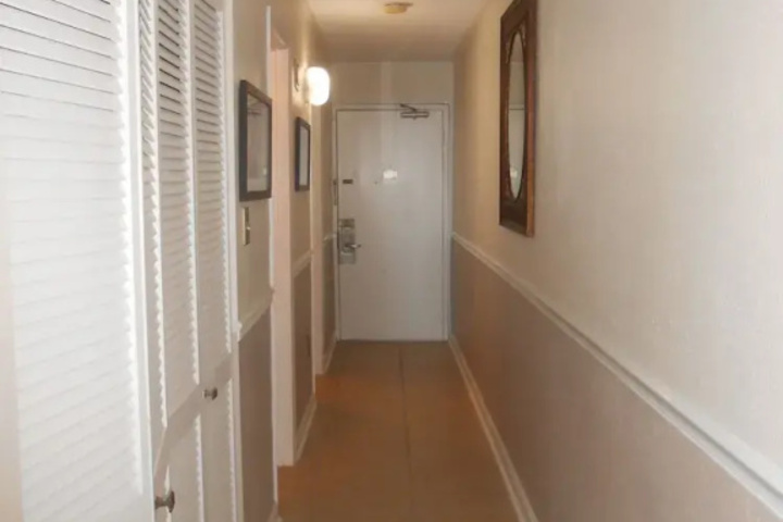 Room 9 of 16