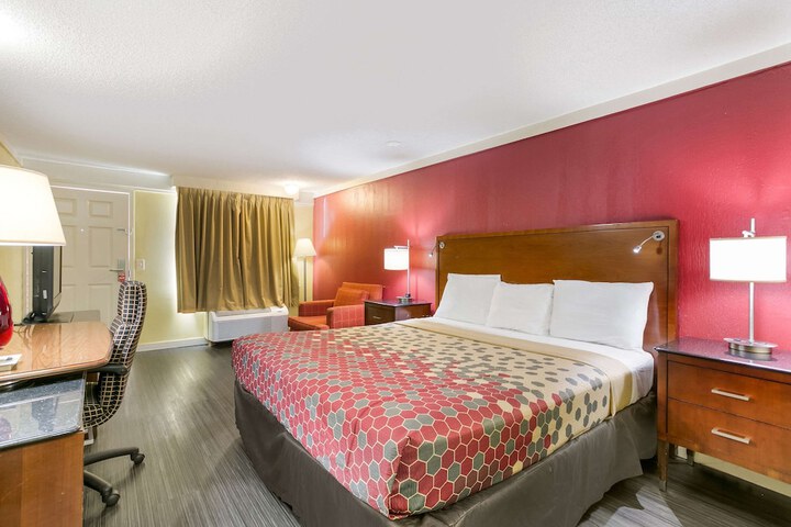 1 King Bed (1 of 8)
