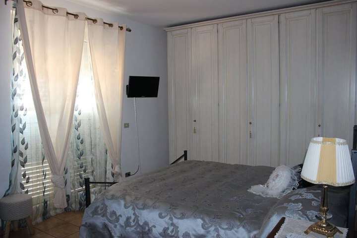 Room 5 of 10
