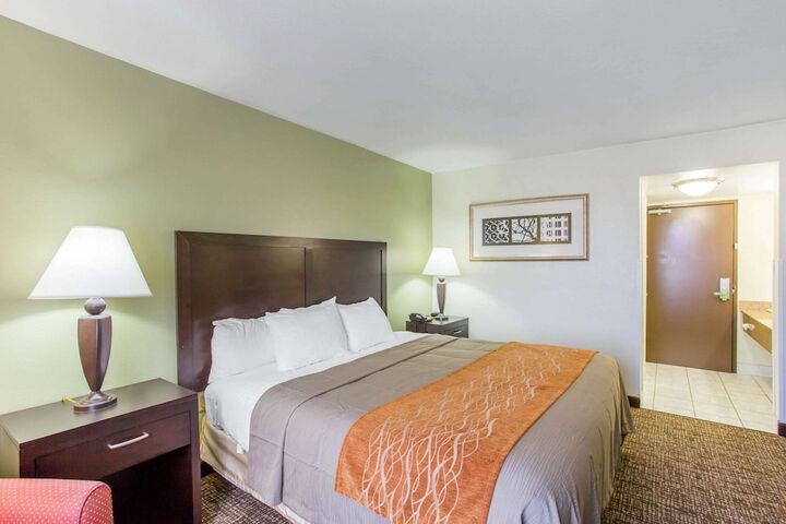 1 King Bed (8 of 33)