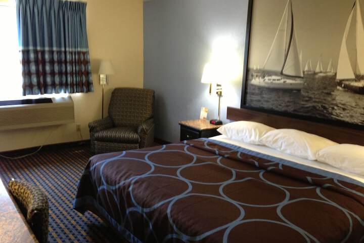 1 King Bed (5 of 13)