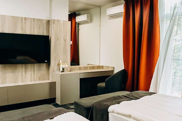 Room 13 of 32