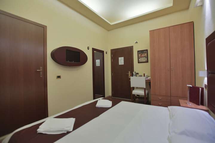 Room 3 of 21