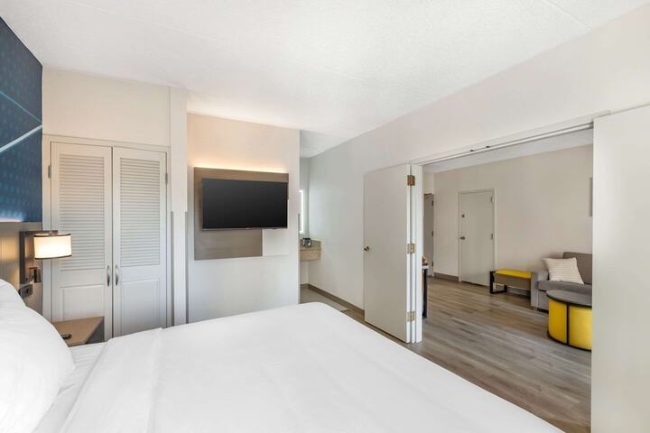 1 King Bed (5 of 15)