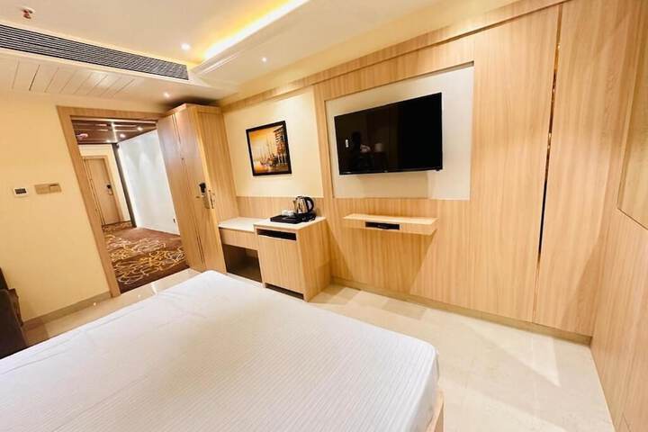 Room 5 of 9