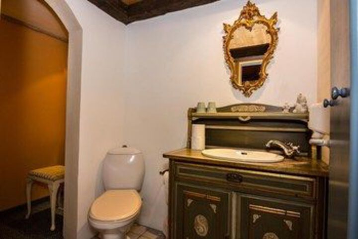 Room 4 of 33