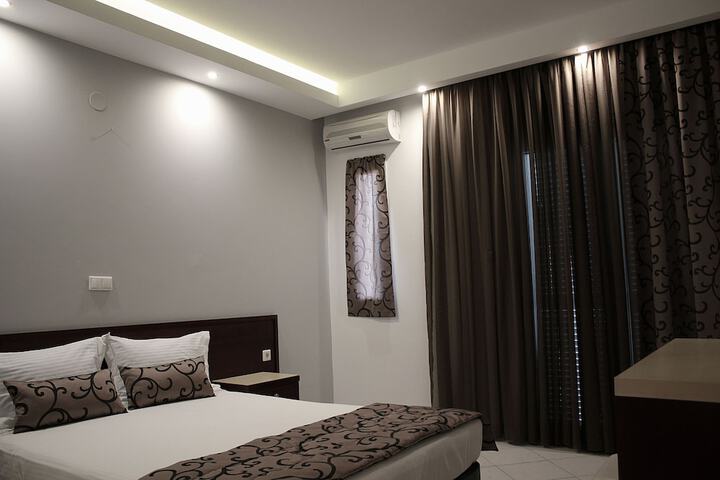 Room 12 of 37