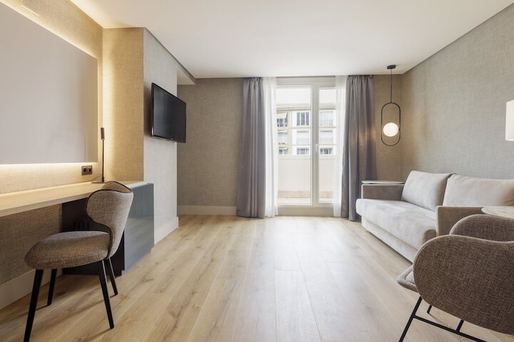 Room 32 of 60