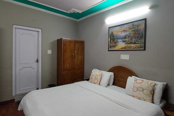 Room 11 of 33