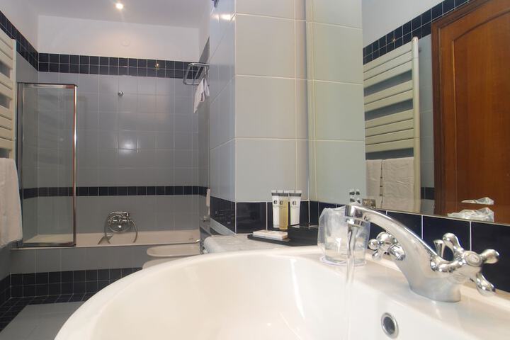 Deep soaking bathtub