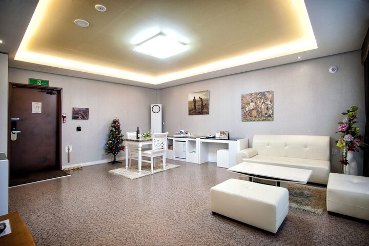 Room 8 of 38