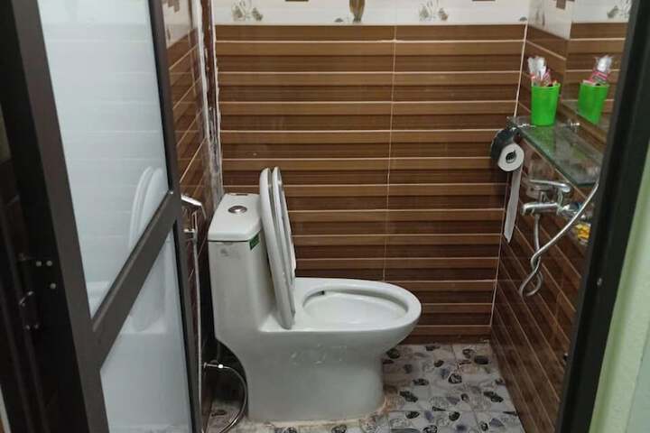 Room 4 of 18