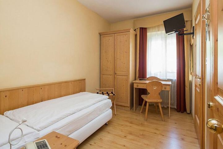 Room 5 of 28