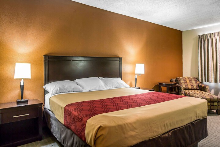1 King Bed (2 of 18)