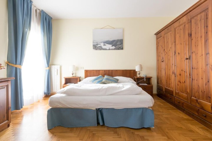 Room 10 of 32
