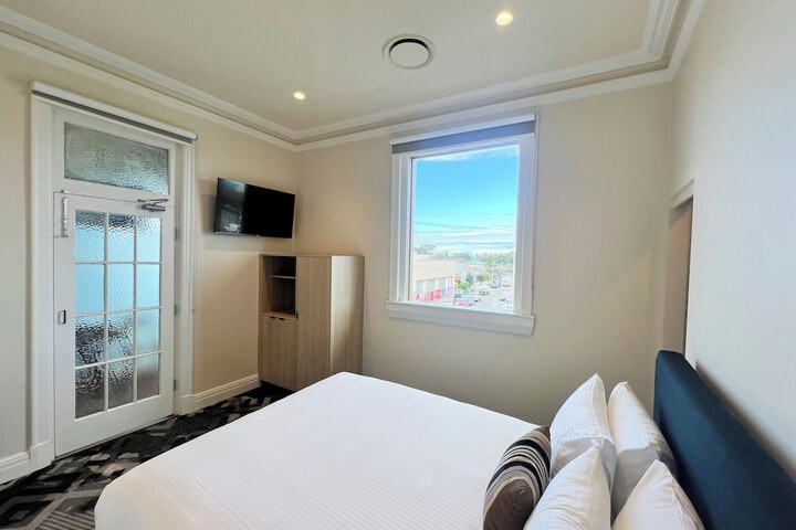 Room 4 of 25