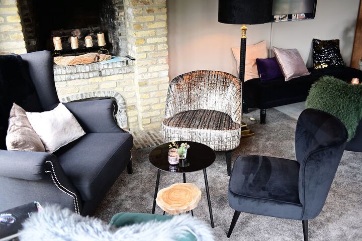 Lounge 31 of 43
