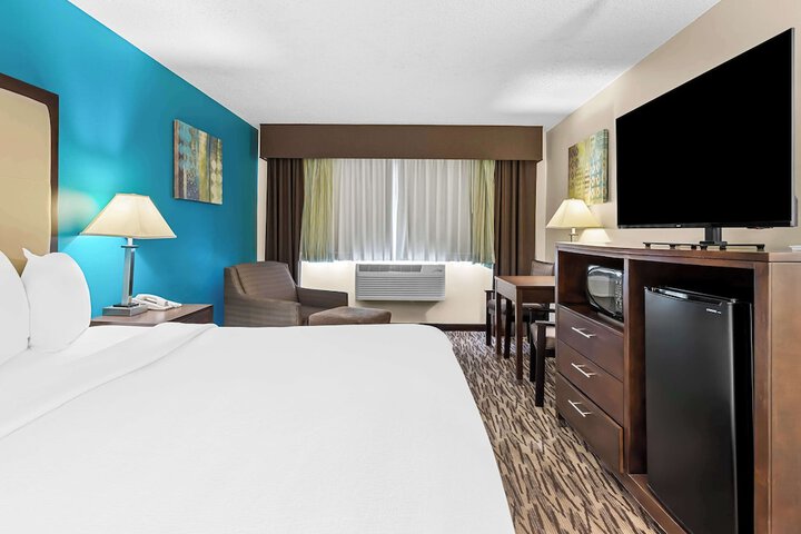 1 King Bed Flat Screen Television Chair with Ottoman Microwave and Refrigerator WiFi I (23 of 23)