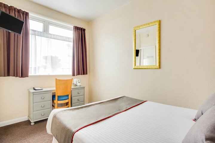 Room 4 of 74