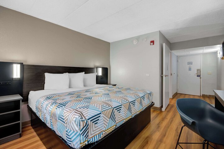 Room 8 of 40