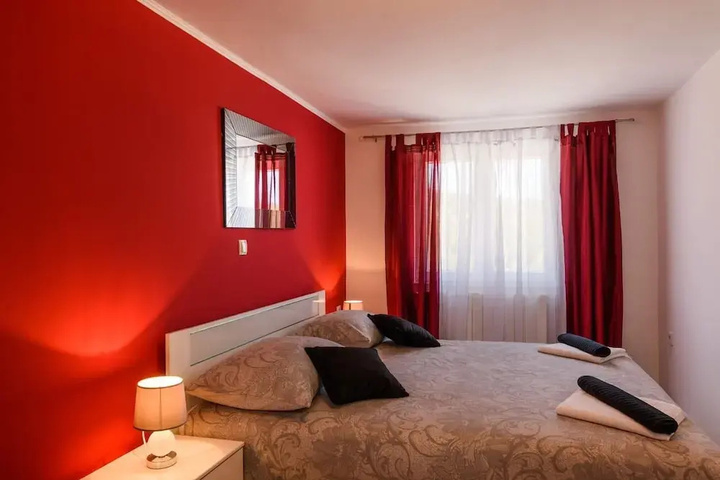 Room 4 of 18