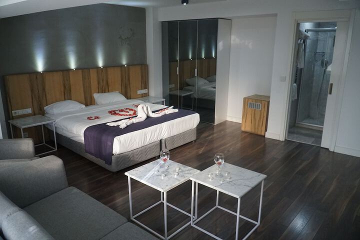 Room 11 of 18