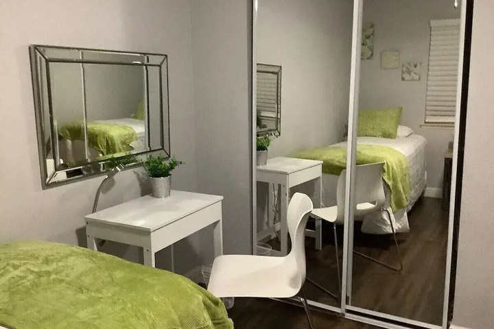 Room 4 of 16