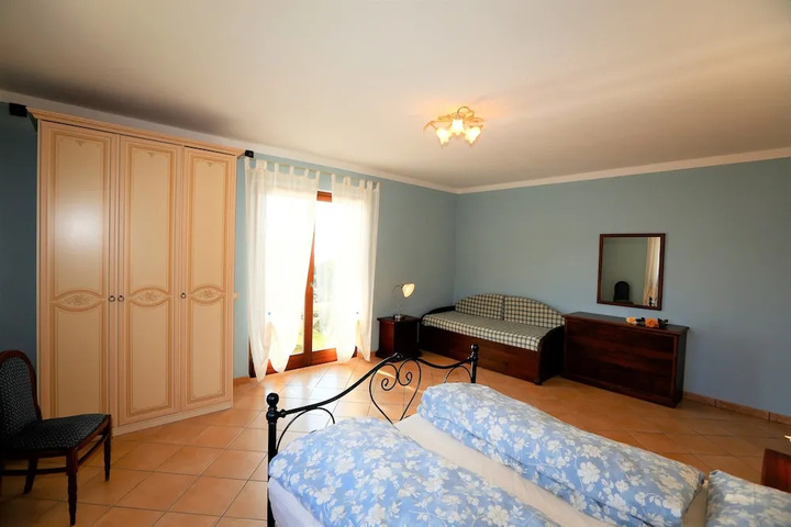 Room 4 of 16
