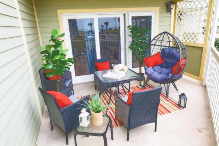 Crimson Beach Escape Ocean View HotTub Pool LongStay 1 Queen Bedroom plus Alcove bunk Beds and a Sofa in Galveston, TX