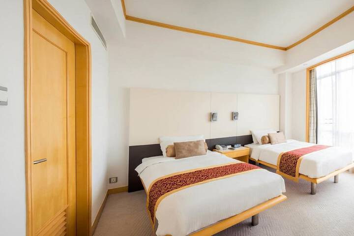 Room 13 of 38
