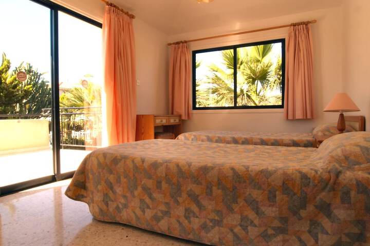 Room 7 of 32