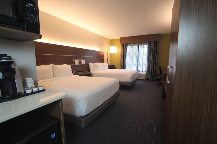 1 Queen Bed (3 of 10)