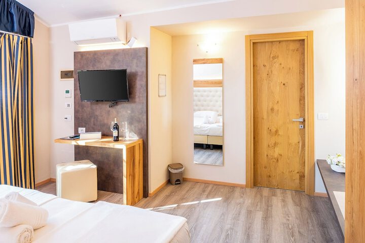Room 33 of 72