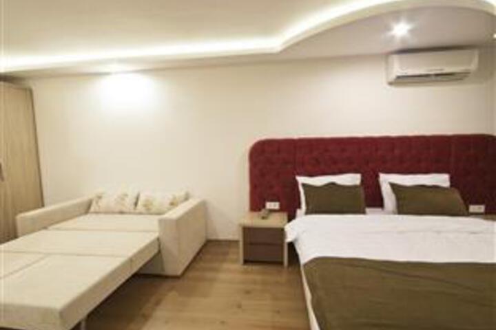 Suite 5 of 6