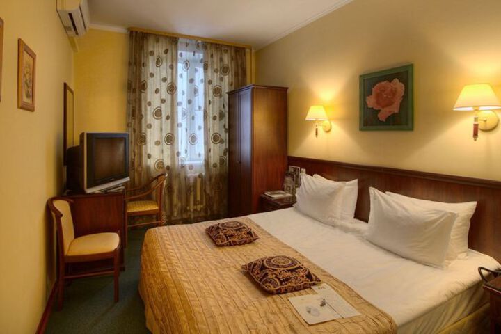Room 6 of 10