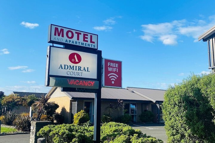 Admiral Court Motel & Apartments
