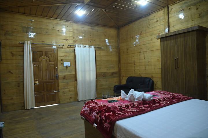 Room 4 of 9