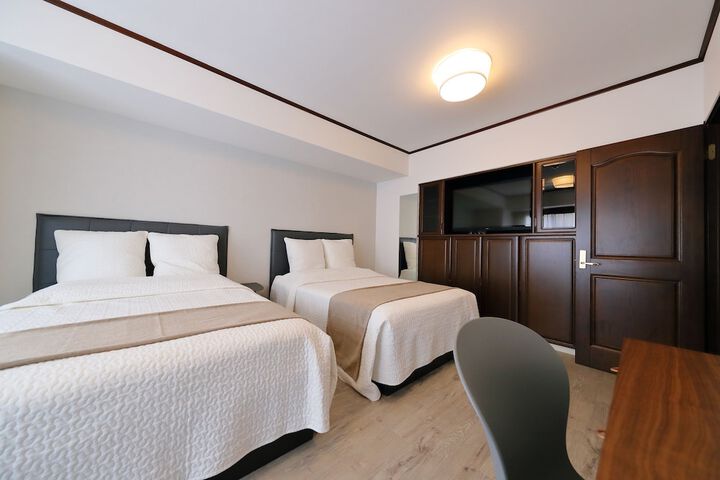 Room 4 of 16