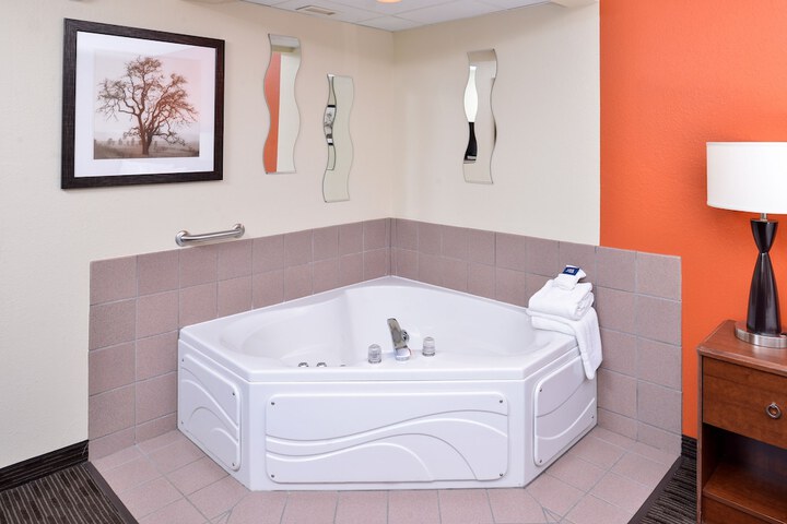 1 King Bed (3 of 14)
