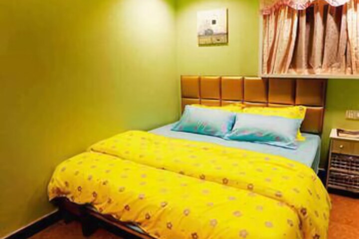 Room 6 of 8