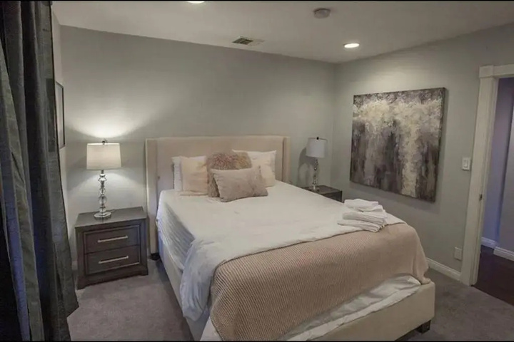 Room 4 of 18